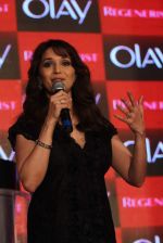 Madhuri Dixit launches Olay anti ageing cream in J W Marriott on 2nd Nov 2011 (24).JPG